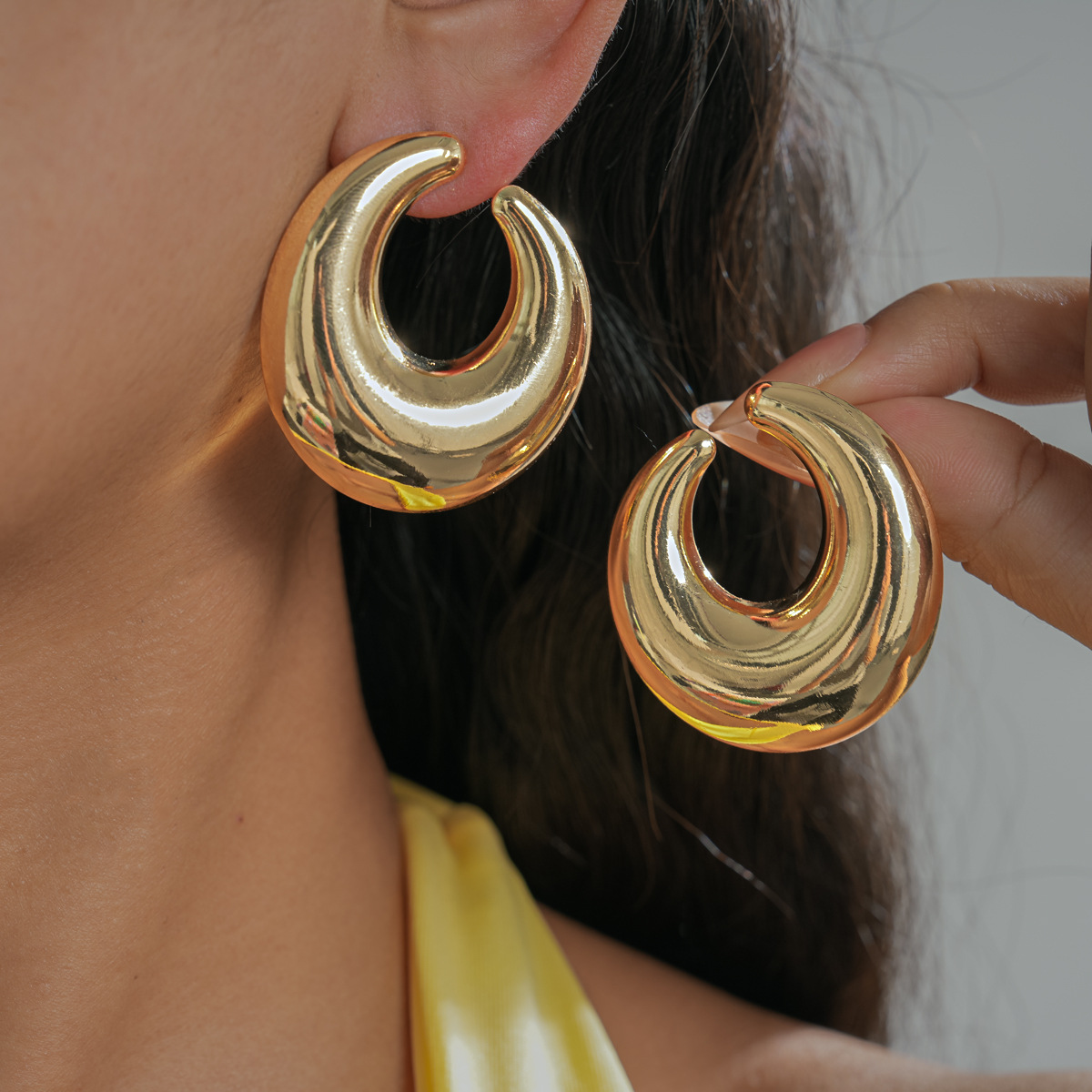 Men'S Fashion Night Out - Chunky Gold C-Shaped Hoop Earrings Smooth